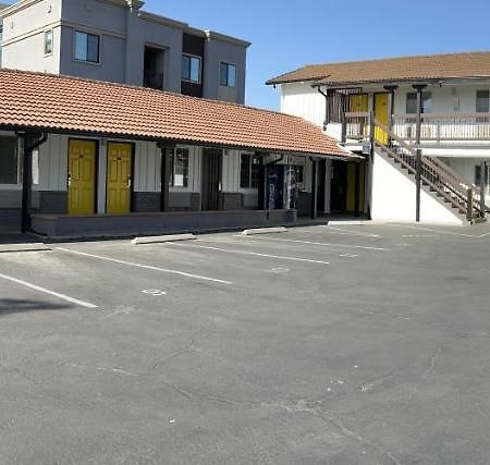 Escondido Inn Bagian luar foto