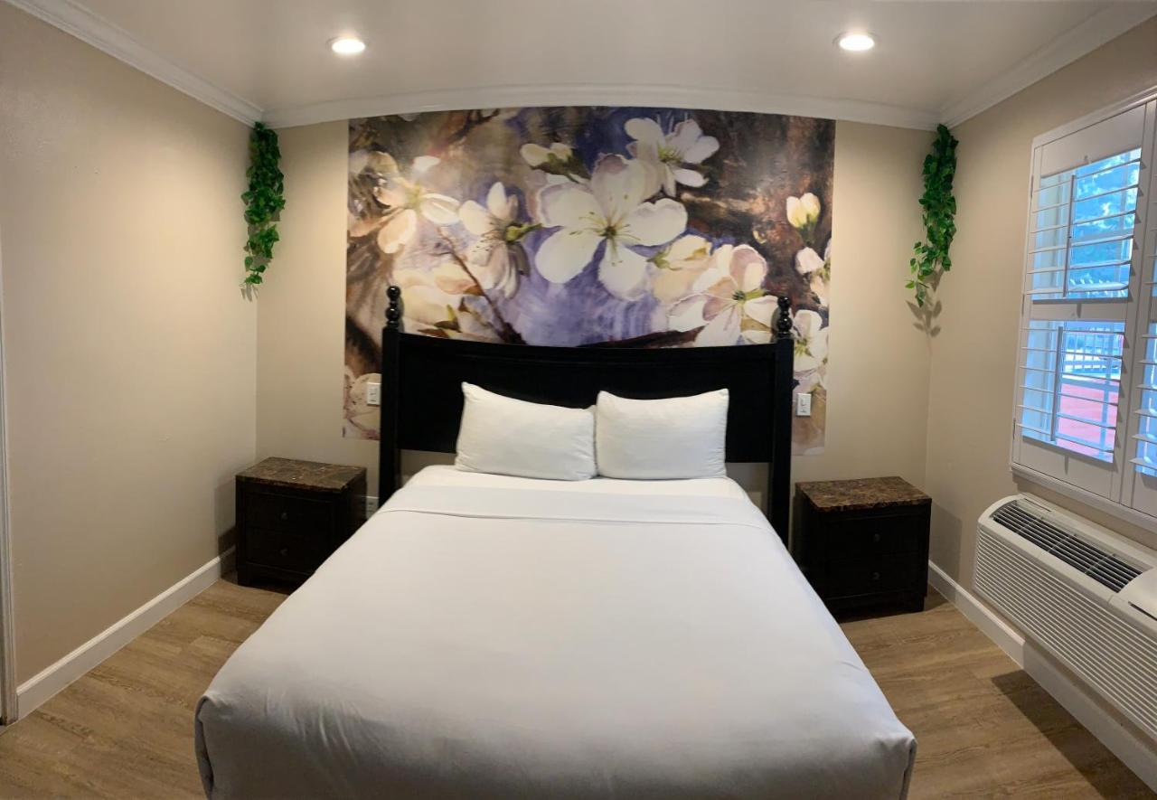 Escondido Inn Bagian luar foto